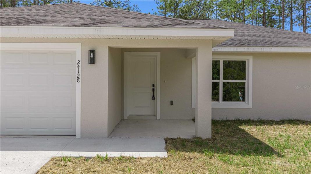 Exterior details and patio area of a home in , Dunnellon (Image 13).