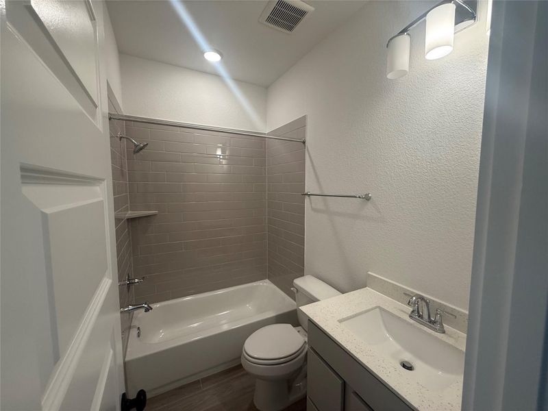 Nice and bright secondary bathroom downstairs. Nice and bright secondary bathroom downstairs.