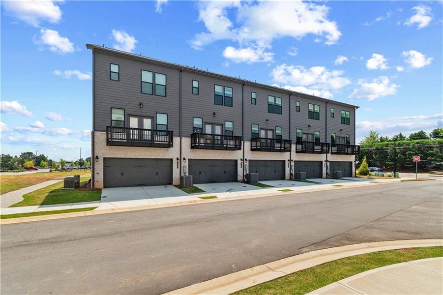 Condo located in McDonough, GA showcasing its design and architecture (Image 5).