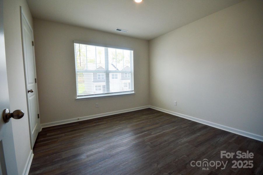 Spacious, unfurnished interior of a new home in Aberdeen Place, Asheville (Image 6).
