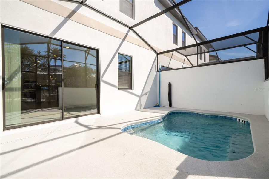 Exterior details and patio area of a home in Paradiso Grande, Orlando (Image 32).