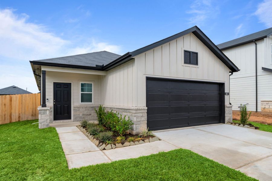 Front exterior of a new home in Montgomery Bend, Montgomery, TX, highlighting curb appeal (Image 1).