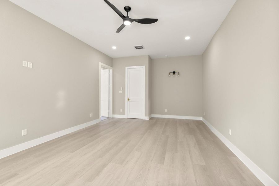 Secondary Bedroom w/ full bathroom Secondary Bedroom w/ full bathroom