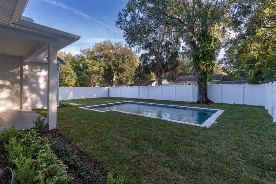 Exterior details and patio area of a home in , Orlando (Image 34).