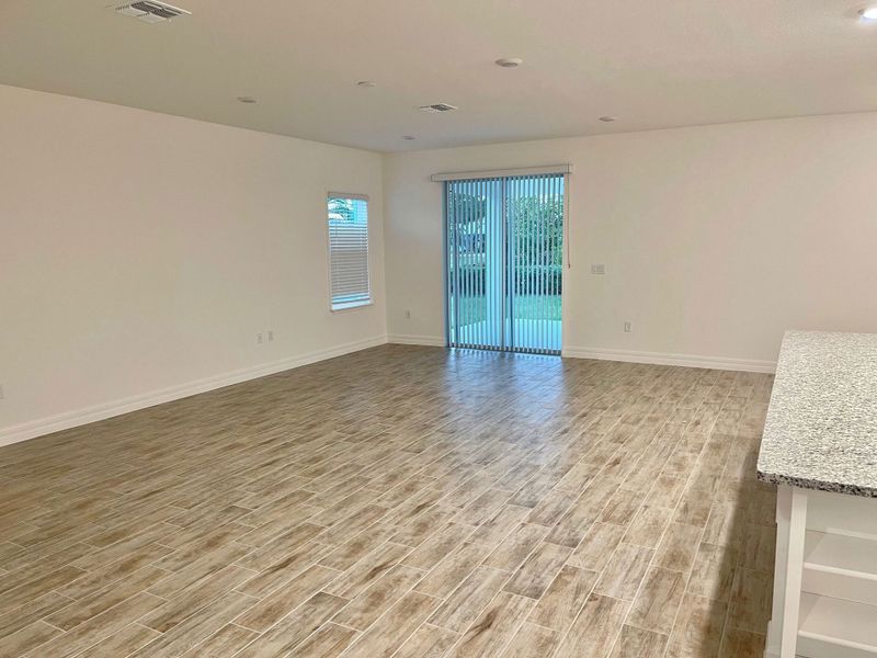 Spacious, unfurnished interior of a new home in Cape Coral, Cape Coral (Image 5).