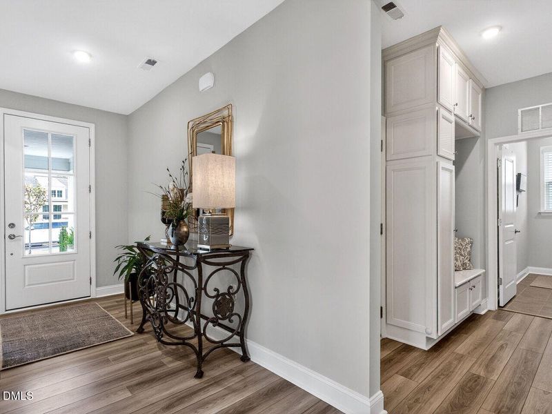 005-1280x960-foyer 005-1280x960-foyer