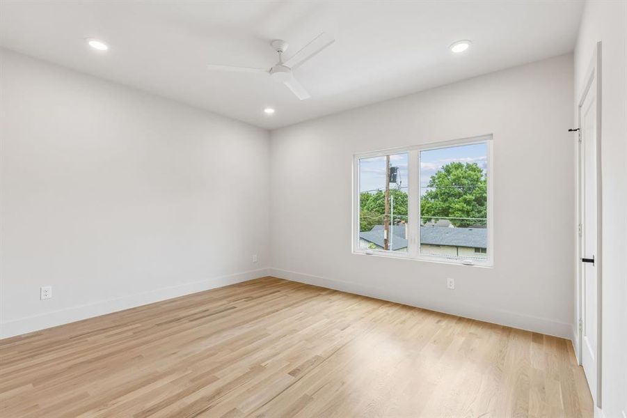 Upstairs guest bedroom with ensuite bathroom