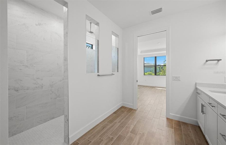 Spacious, unfurnished interior of a new home in , North Port (Image 12).