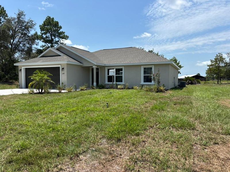 Exterior details and patio area of a home in , Dunnellon (Image 17).