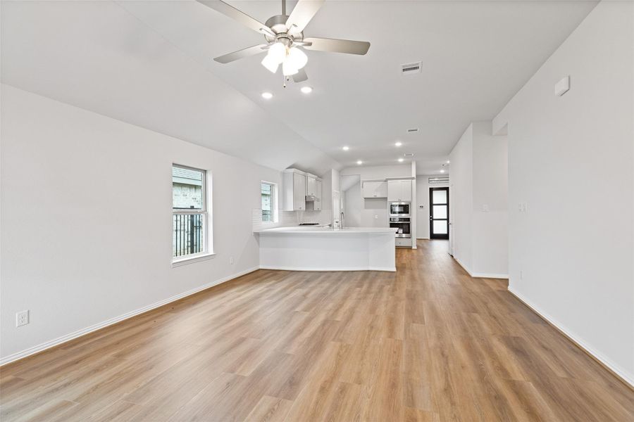 Spacious, unfurnished interior of a new home in Sunterra, Katy (Image 20). Spacious, unfurnished interior of a new home in Sunterra, Katy (Image 20).