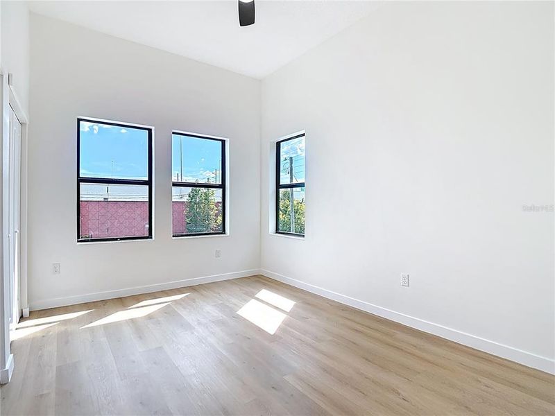 Spacious, unfurnished interior of a new home in , Tampa (Image 22).