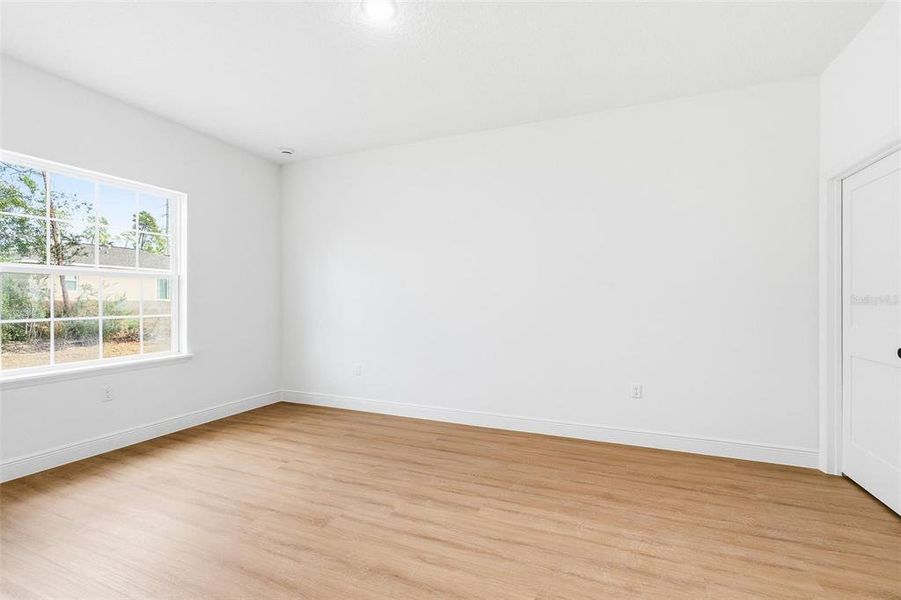 Spacious, unfurnished interior of a new home in , Ocala (Image 13).
