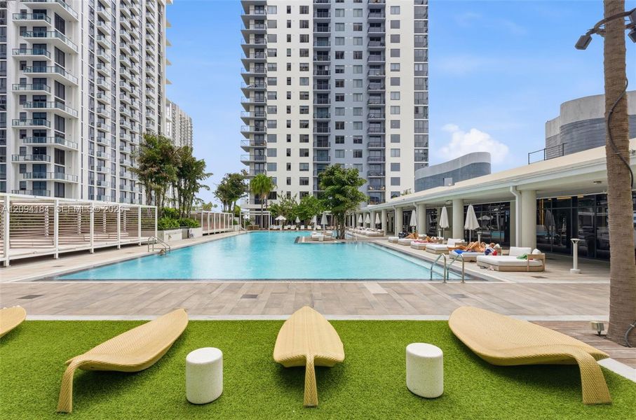 Condo located in Miami, FL showcasing its design and architecture (Image 18).