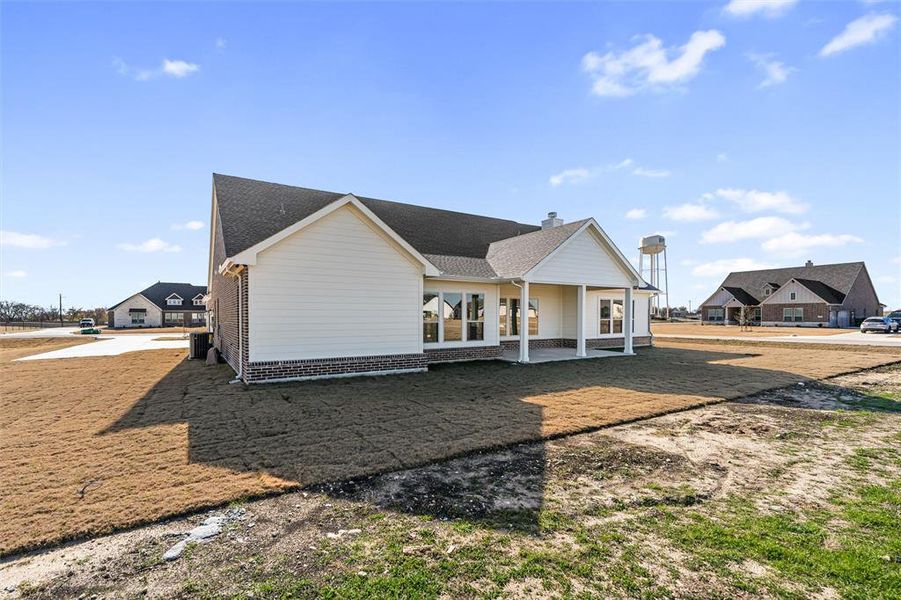 Exterior details and patio area of a home in Rocky Top, Krum (Image 26).
