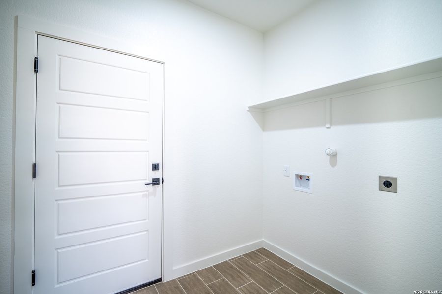 Spacious, unfurnished interior of a new home in , La Vernia (Image 26).