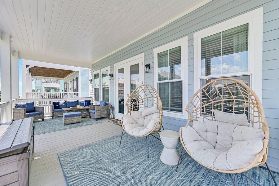 Indoor and outdoor living come together seamlessly with this expansive balcony setup. Buyers will love the added entertaining space and relaxing coastal atmosphere and the VIEWS of the ocean!