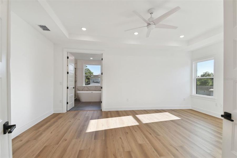 Spacious, unfurnished interior of a new home in , Tampa (Image 38).