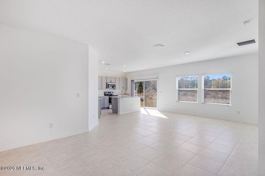 Spacious, unfurnished interior of a new home in Coopers Meadow, Jacksonville (Image 16).
