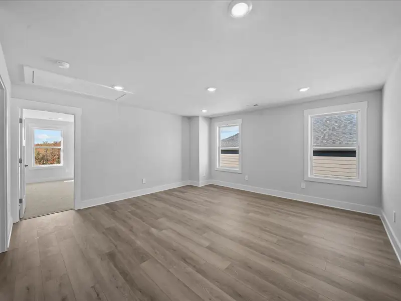 Spacious, unfurnished interior of a new home in Riverwood Farm, Piedmont (Image 15).
