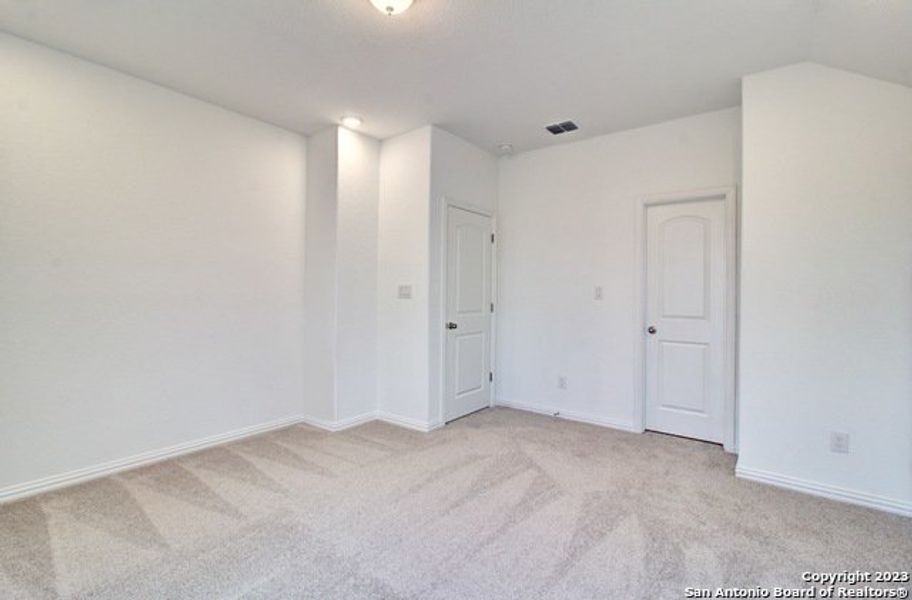 Spacious, unfurnished interior of a new home in Veramendi, New Braunfels (Image 25).