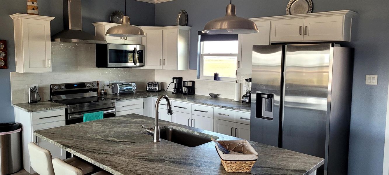 Whether an amateur chef or bringing home a pizza, this kitchen has all you need