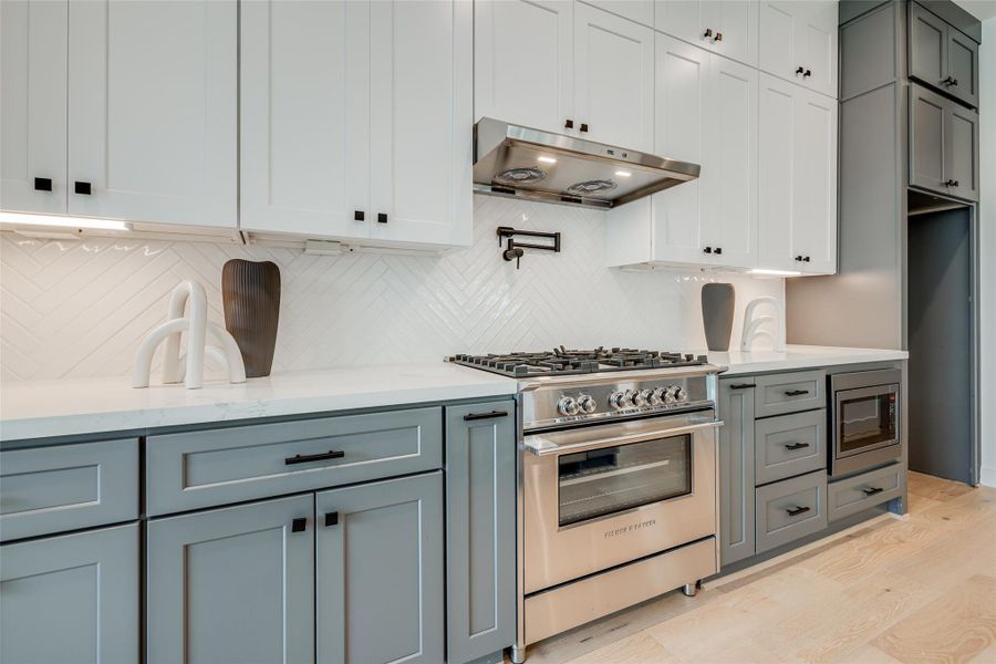 ASK ABOUT CUSTOMIZATION OPTIONS DURING CONSTRUCTION ONLY *MAZZARINO MODEL HOME * PHOTOS MAY SHOW A SIMILAR FLOOR PLAN AND/OR UPGRADED/ALTERNATIVE FINISHES * Please use these photos as a guide *THIS IS AN ACTIVE CONSTRUCTION SITE, BUYERS MUST REQUEST APPOINTMENT TO BE ON PREMISE AT ALL TIMES.