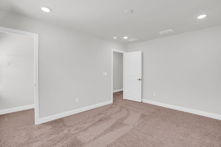 Spacious, unfurnished interior of a new home in Oakleaf Chase, Blythewood (Image 37).