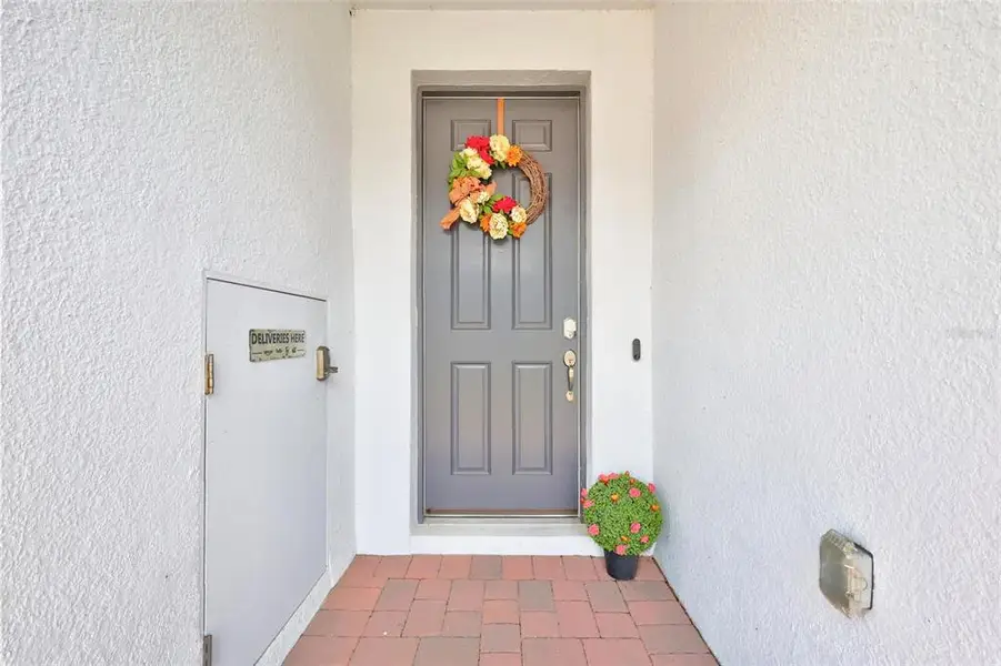 Exterior details and patio area of a home in , Howey-in-the-Hills (Image 3).