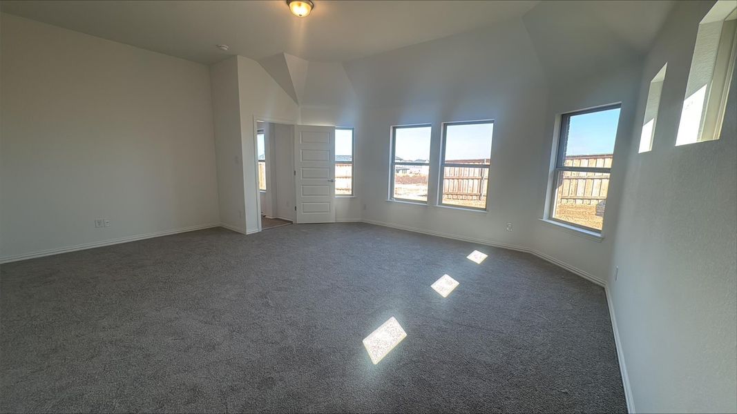 Spacious, unfurnished interior of a new home in Sunfield, Buda (Image 6).