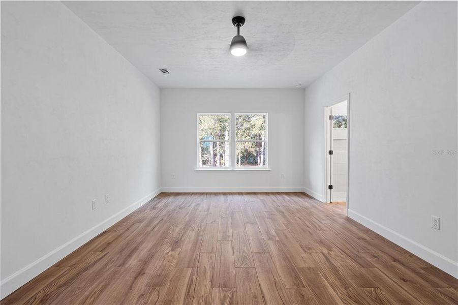 Spacious, unfurnished interior of a new home in , Bronson (Image 29).