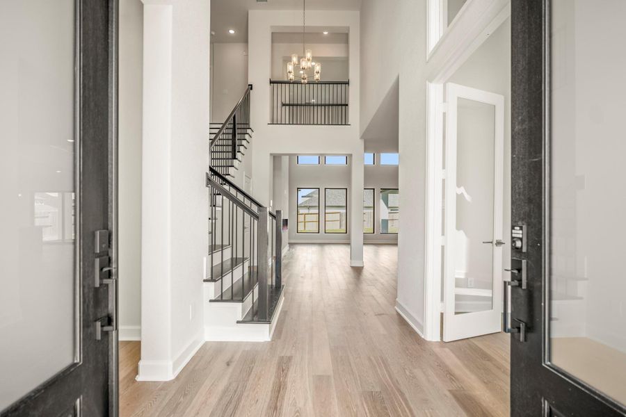 Spacious, unfurnished interior of a new home in Sienna 70' Lots, Missouri City (Image 45). Spacious, unfurnished interior of a new home in Sienna 70' Lots, Missouri City (Image 45).