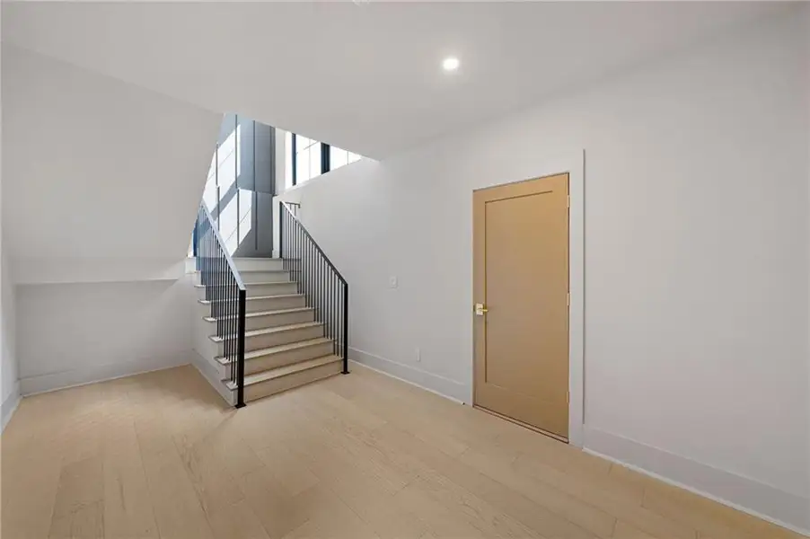 Spacious, unfurnished interior of a new home in , Atlanta (Image 37).