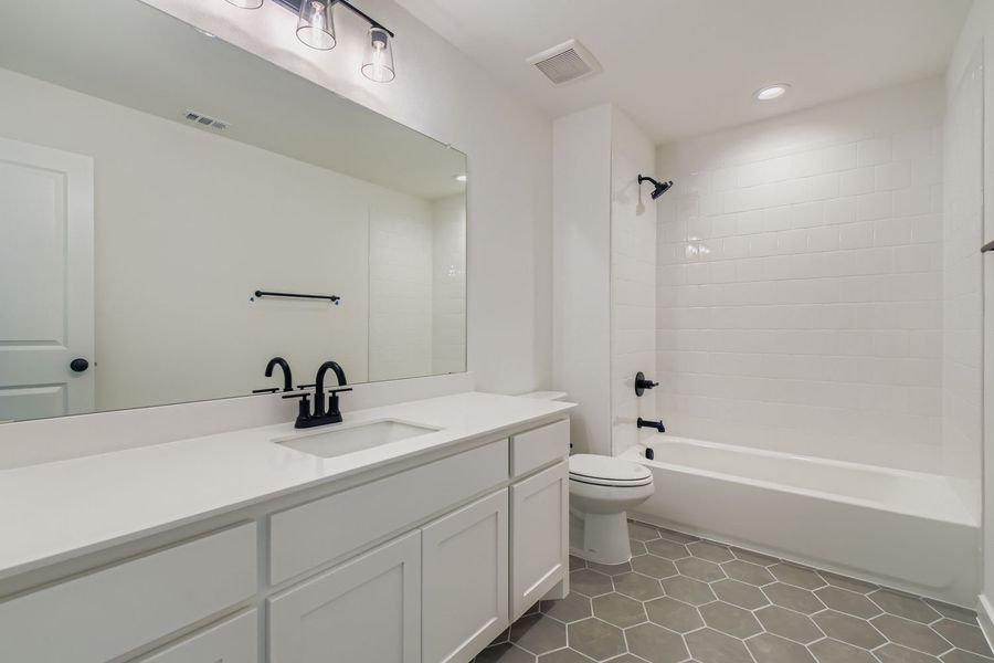 123 Caprock - Full Bathroom