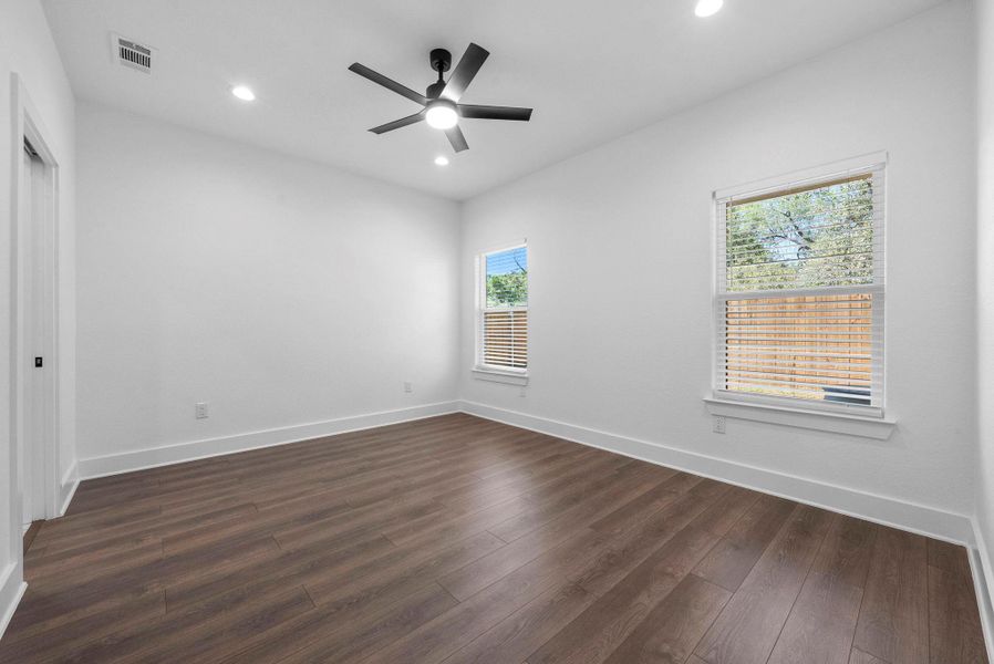 Spacious, unfurnished interior of a new home in , Granite Shoals (Image 31).