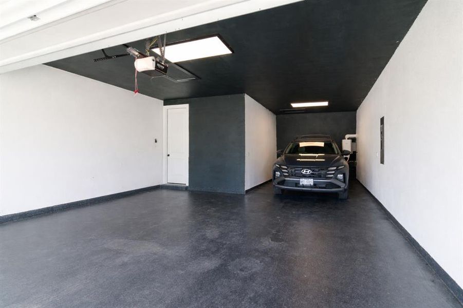 Spacious, unfurnished interior of a new home in , Hickory Creek (Image 18).