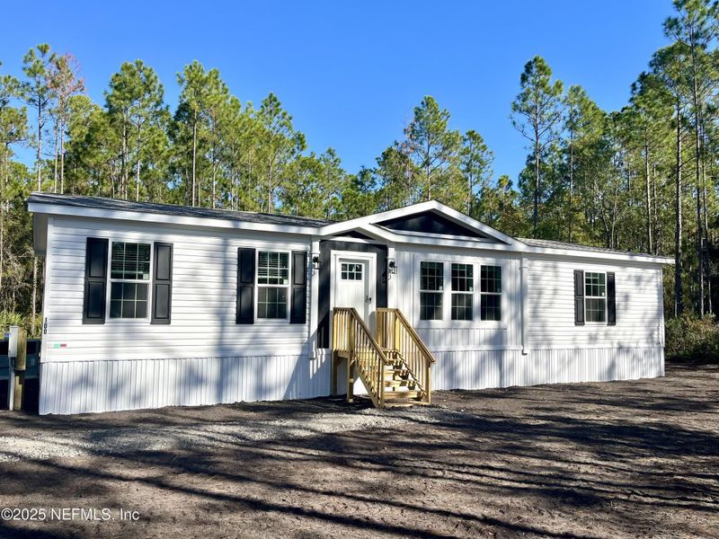 Exterior details and patio area of a home in , Palatka (Image 17).