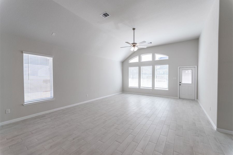 Spacious, unfurnished interior of a new home in Canterra Creek, Rosharon (Image 32).