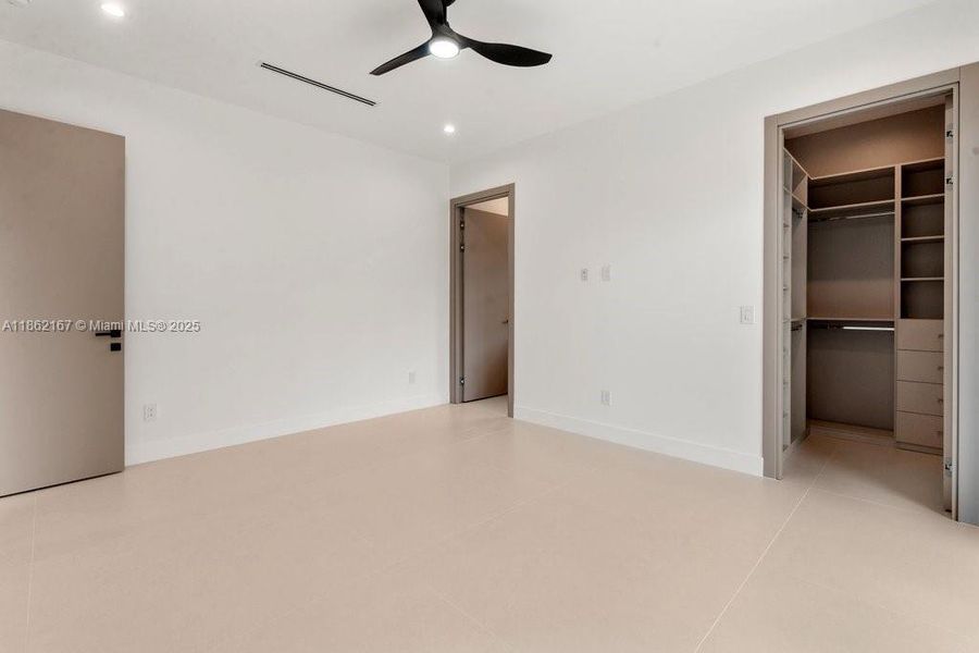 Spacious, unfurnished interior of a new home in , Fort Lauderdale (Image 22).
