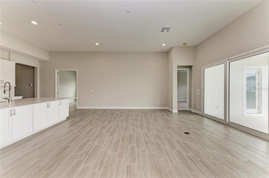 Spacious, unfurnished interior of a new home in Mirada, San Antonio (Image 23).