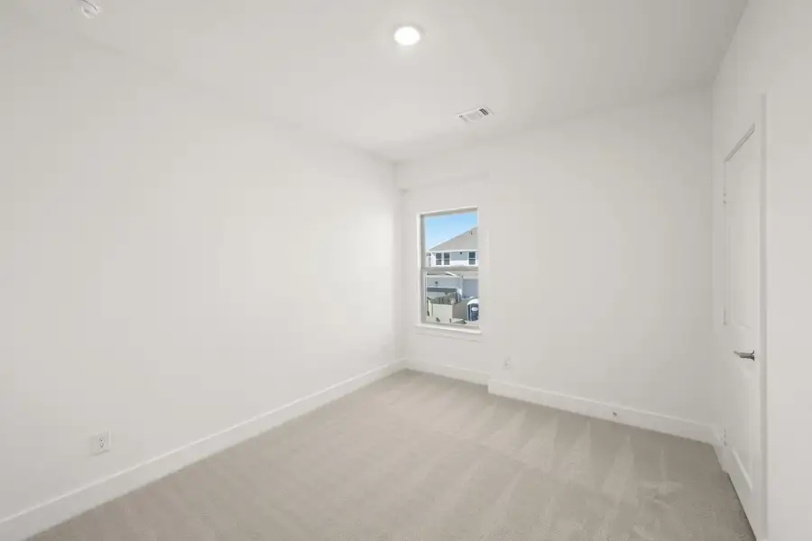 Spacious, unfurnished interior of a new home in The Retreat at Harvest, Argyle (Image 12).
