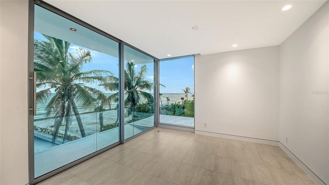 Spacious, unfurnished interior of a new home in , Longboat Key (Image 20).