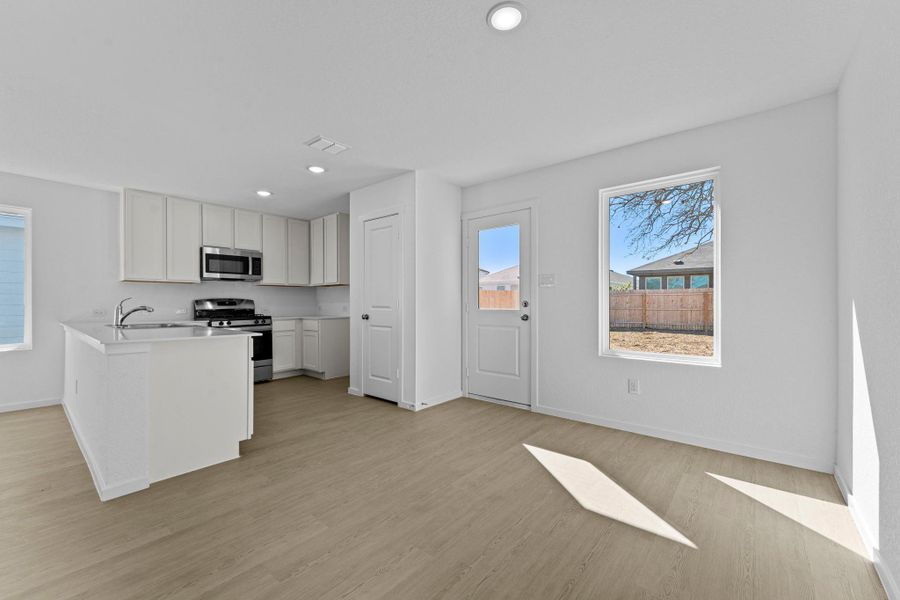 Spacious, unfurnished interior of a new home in Friendship Oaks, Fredericksburg (Image 25).