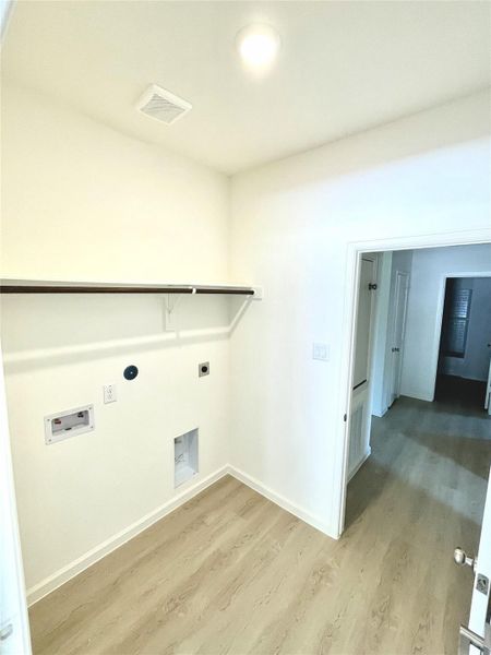 Spacious, unfurnished interior of a new home in , Bay City (Image 12).