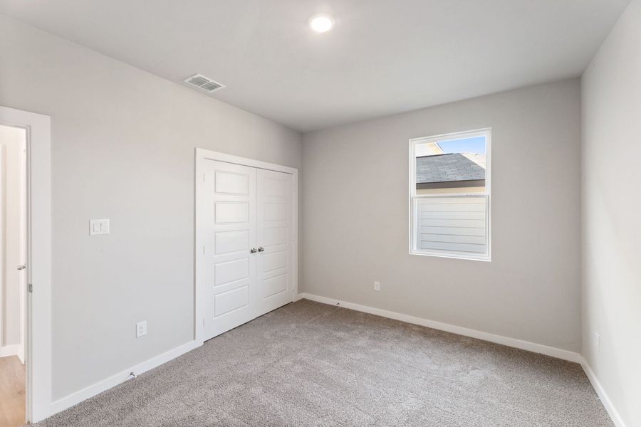 Spacious, unfurnished interior of a new home in Hunters Ranch, San Antonio (Image 17).