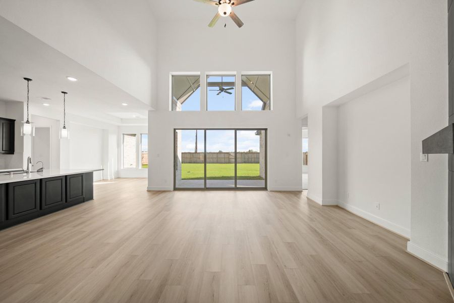 Spacious, unfurnished interior of a new home in Valencia 70', Manvel (Image 24).