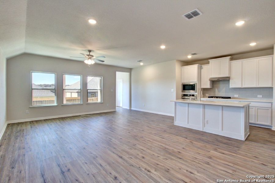Spacious, unfurnished interior of a new home in Meyer Ranch - Enclave, New Braunfels (Image 17).