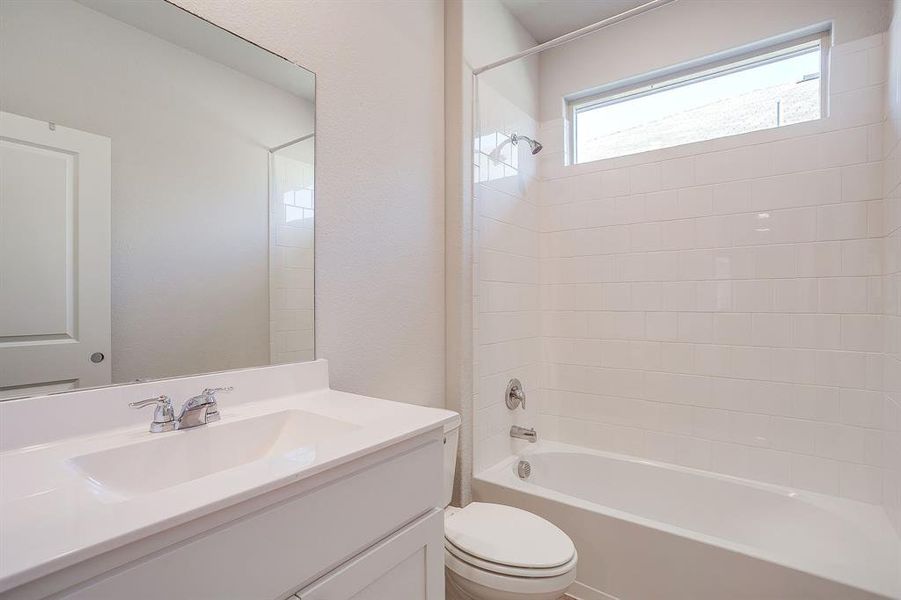 Bathroom with washtub / shower combination and vanity