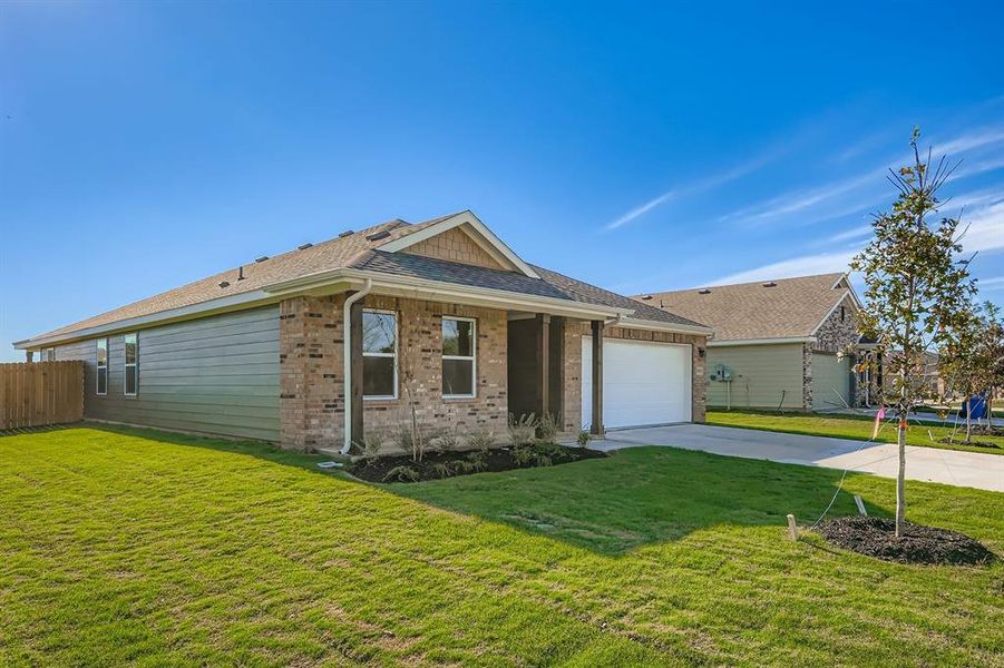 Exterior details and patio area of a home in Middlefield Village, Dallas (Image 2).