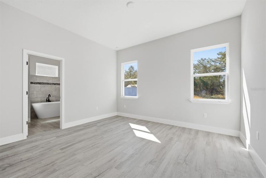 Spacious, unfurnished interior of a new home in , Ocala (Image 27).