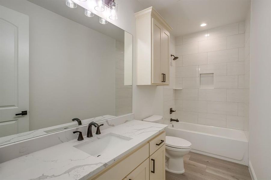 Furnished interior view inside a new home in , Grandview (Image 5).